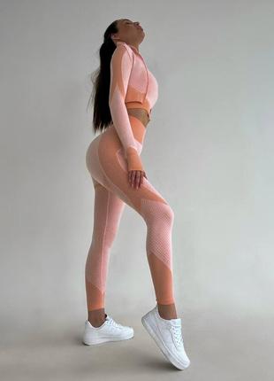 Фітнес костюм трійка з моделюючим ефектом лосини, топ та рашгард рожевого кольору6 фото