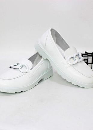 Туфлі лофери жіночі білі5 фото