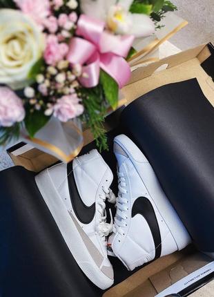 Нереальные женские высокие кроссовки nike blazer mid 77 vintage white black белые с чёрным лого3 фото