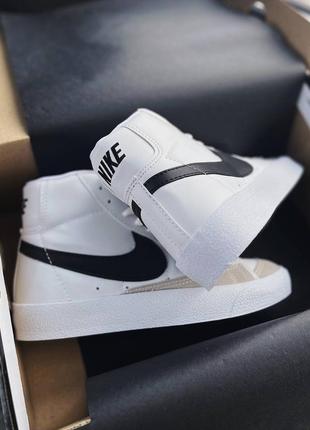 Нереальные женские высокие кроссовки nike blazer mid 77 vintage white black белые с чёрным лого10 фото