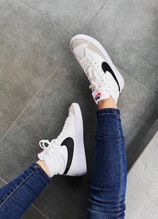 Нереальные женские высокие кроссовки nike blazer mid 77 vintage white black белые с чёрным лого4 фото