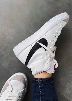 Нереальные женские высокие кроссовки nike blazer mid 77 vintage white black белые с чёрным лого8 фото