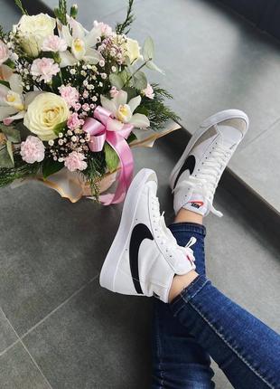 Нереальные женские высокие кроссовки nike blazer mid 77 vintage white black белые с чёрным лого9 фото