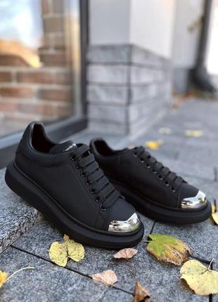 Шикарные женские кроссовки в стиле alexander mcqueen luxury mate black metal чёрные матовые с металлическим носком