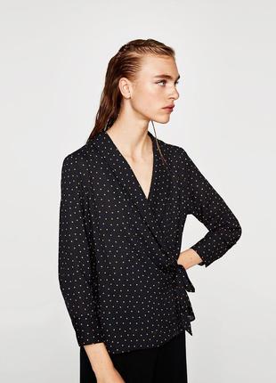 Темно-синяя блуза в бежевый горошек на запах zara ( размер 36)