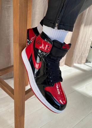 Стильные женские высокие кроссовки nike air jordan 1 high og patent black red чёрные с красным лак8 фото