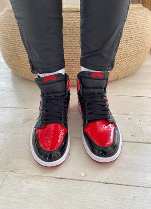 Стильные женские высокие кроссовки nike air jordan 1 high og patent black red чёрные с красным лак9 фото