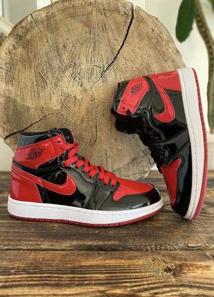 Стильные женские высокие кроссовки nike air jordan 1 high og patent black red чёрные с красным лак