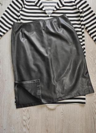 Черная длинная короткая кожаная юбка миди батал большого размера с разрезом сбоку4 фото