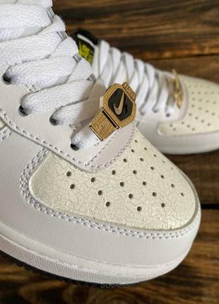 Стильные женские кроссовки nike air force 1 gs world champ белые с молочным и чёрным лого6 фото