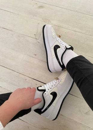 Стильные женские кроссовки nike air force 1 gs world champ белые с молочным и чёрным лого9 фото