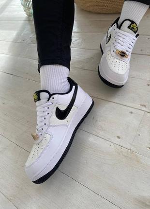 Стильные женские кроссовки nike air force 1 gs world champ белые с молочным и чёрным лого7 фото