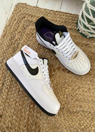 Стильные женские кроссовки nike air force 1 gs world champ белые с молочным и чёрным лого2 фото