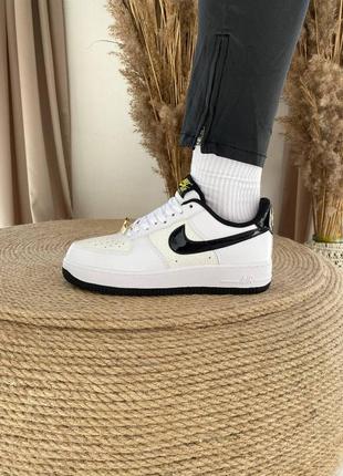 Стильные женские кроссовки nike air force 1 gs world champ белые с молочным и чёрным лого3 фото