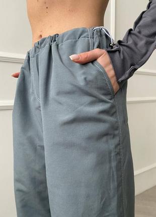 Широкие трендовые штаны парашюты карго с карманами4 фото