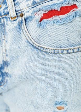 Женские mom jeans с дыркой на коленке5 фото