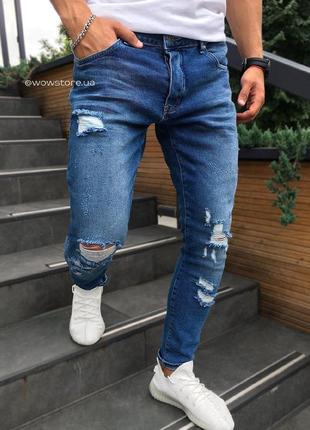 Зауженные синие джинсы с фабричными потертостями