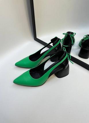 Зелёные кожаные туфли лодочки с декором7 фото