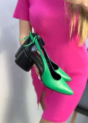 Зелені шкіряні туфлі човники з декором