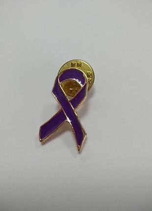 Фиолетовая лента, брошь пин.