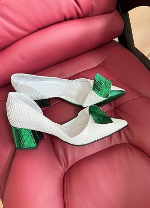 Туфли лодочки с декором с сияющий блестящей итальянской кожи белые с зелёным7 фото