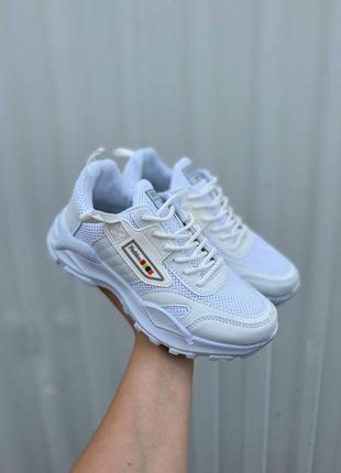 Женские кроссовки