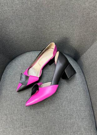 Витончені туфлі човники з декором чорні з рожевим6 фото