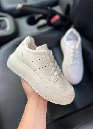 Жіночі кросівки