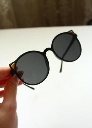 Солнцезащитные очки, черные с ушками на 3-6 лет1 фото