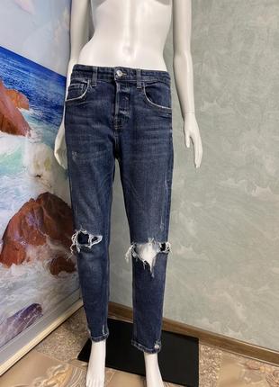 Zara современные джинсы с рваными дирками