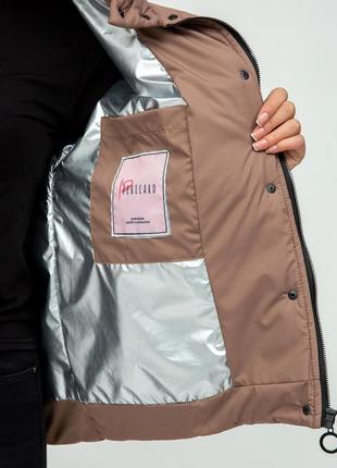 Демісезонна бежева шкіряна куртка з довгими рукавами та коміром-стійкою3 фото