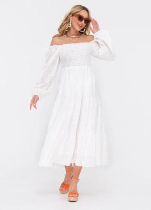 Расклешенное белое платье с открытыми плечами2 фото