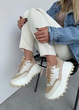 Жіночі кроссівки на масивній подошві