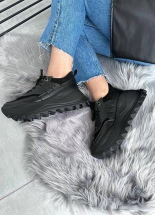 Женские черные стильные кроссовки на тракторной подошве3 фото