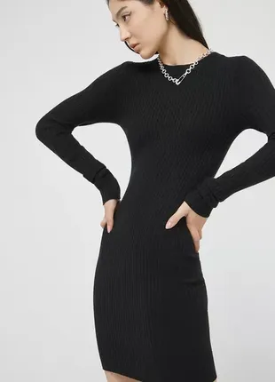 Платье из коллекции noisy may. облегающая модель выполнена из гладкого трикотажа.