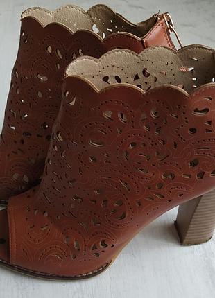 Изысканные перфорированные туфли taccardi.