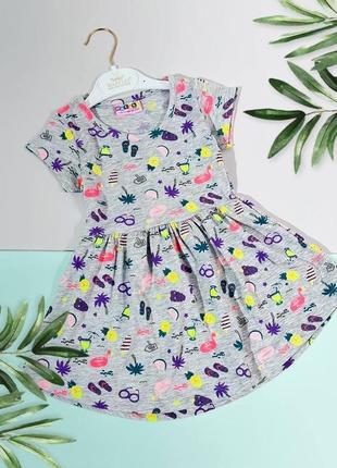 Платье с коротким рукавом с тропическим изображением.