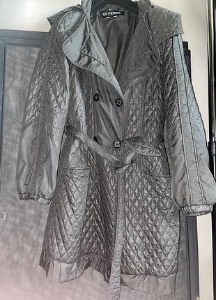 Серое стеганое демисезонное пальто gf ferre с очень глубоким капюшоном