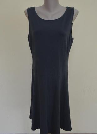 Стильное трикотажное платье мирового бренда