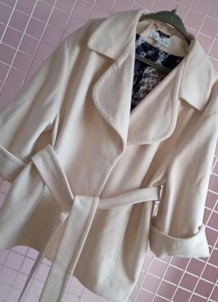 Жіноче коротке кашемірове пальто з поясом 50 розмір