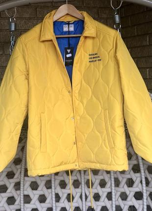 Брендова стьогана куртка guess 💛