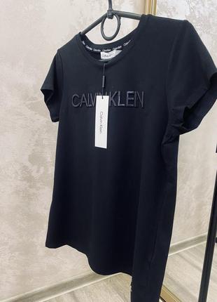 В наличии новая женская футболка оригинал calvin klein womens black hologram logo crewneck t-shirt top s размер s черная базовая с логотипом