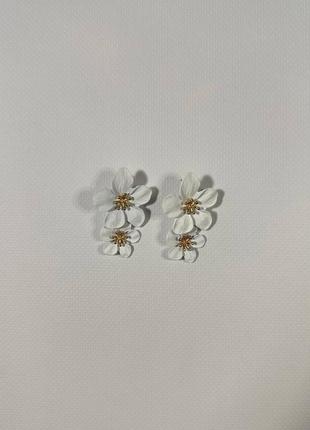 Жіночі сережки підвіски ніжні білого кольору з золотистими елементами у вигляді квітів5 фото