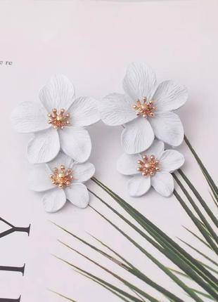 Жіночі сережки підвіски ніжні білого кольору з золотистими елементами у вигляді квітів3 фото