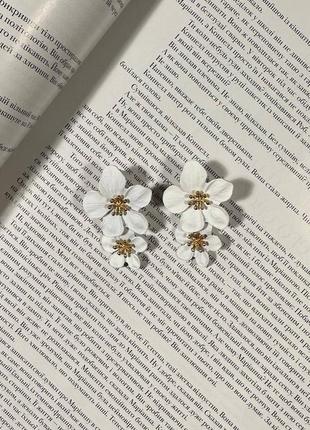 Жіночі сережки підвіски ніжні білого кольору з золотистими елементами у вигляді квітів4 фото