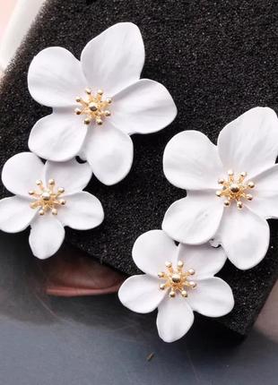 Жіночі сережки підвіски ніжні білого кольору з золотистими елементами у вигляді квітів2 фото