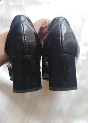 Шкіряні туфлі на каблуці черевики gabor чорні ботинки лакова шкіра лакові туфлі чорні балетки лофери броги мокасини7 фото