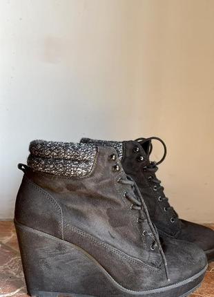 Ботильйони на танкетці замшеві