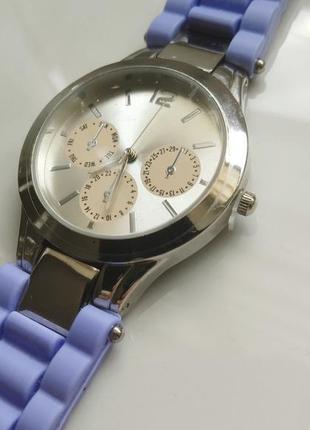 Женские часы с резиновым удобным ремешком