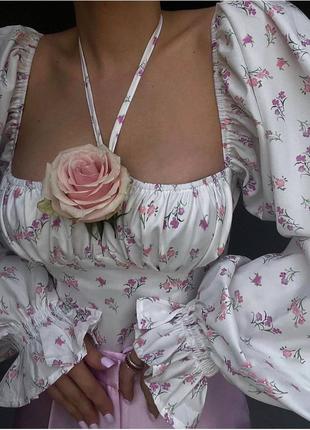 Жіноча блуза з об’ємними рукавами та квітковим принтом